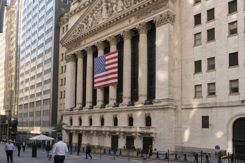 Energy Rises as Oil Tops $90, Market Wider Sees Sell-Off