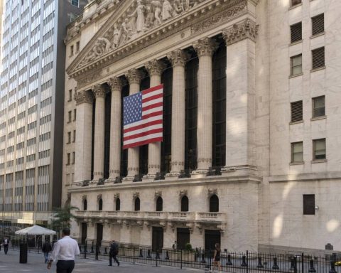 Energy Rises as Oil Tops $90, Market Wider Sees Sell-Off