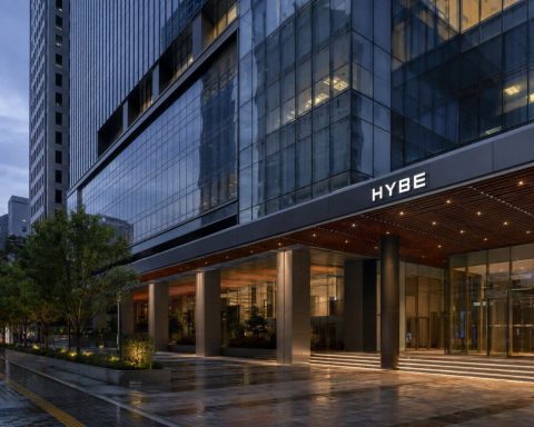 HYBE Rises 0.7% After ₩263 Billion Founder Probe Sent to Prosecutors