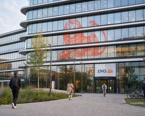 ING ADRs Down 0.2% as Weekly Buyback Matches 55% of Shorts