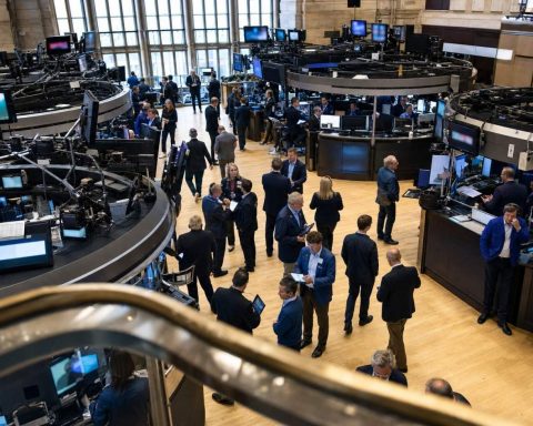 Materials Sector Pushes U.S. Stocks Higher; Dow Pares Early Gains