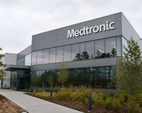 Medtronic Shares Climb 3.2% Following Upgraded Outlook and $700 Million Investment in Robotics