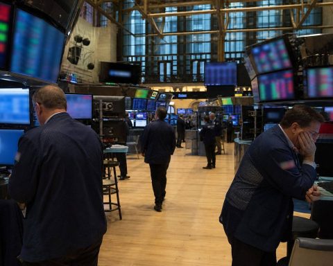 Nasdaq Closes Down 1% as Rising Oil Prices Add Pressure on Rates
