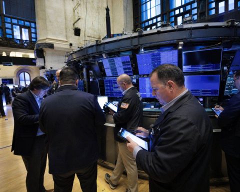 Nasdaq Falls Twice as Fast as S&P 500 as 10-Year Yield Hits 4.79%