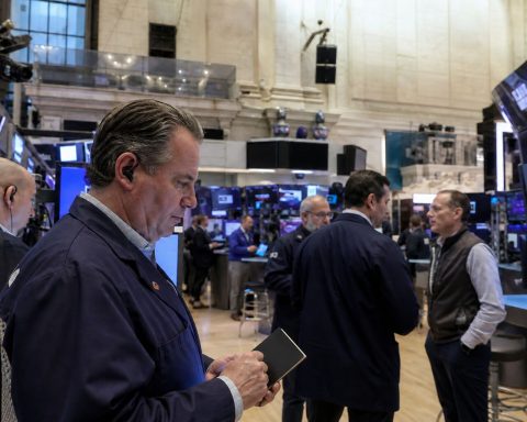 Nasdaq Futures Drop 1.35% as Crude Surpasses $92 and Bond Yields Climb