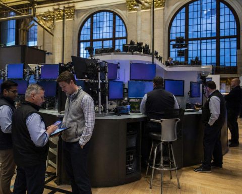 Nasdaq futures remain subdued as oil steadies near $92