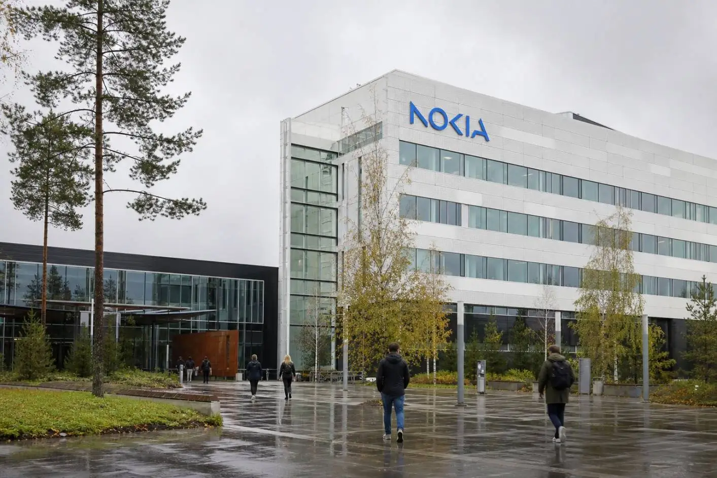 Nokia Stock Falls 2.9% as €2.8 Billion AI Orders Face Conversion Test