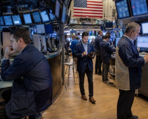 Oil Prices and Treasury Yields Cut Into Wall Street’s Early Gains
