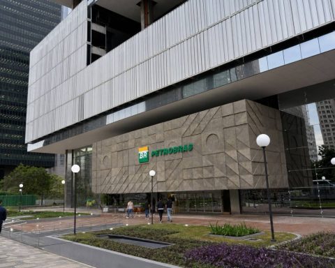 Petrobras ADRs Gain 3.1% as Brent Nears $96, Boosting Cash Flow