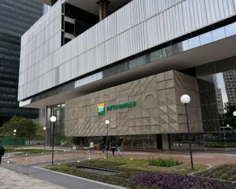 Petrobras ADRs Gain 3.1% as Brent Nears $96, Boosting Cash Flow