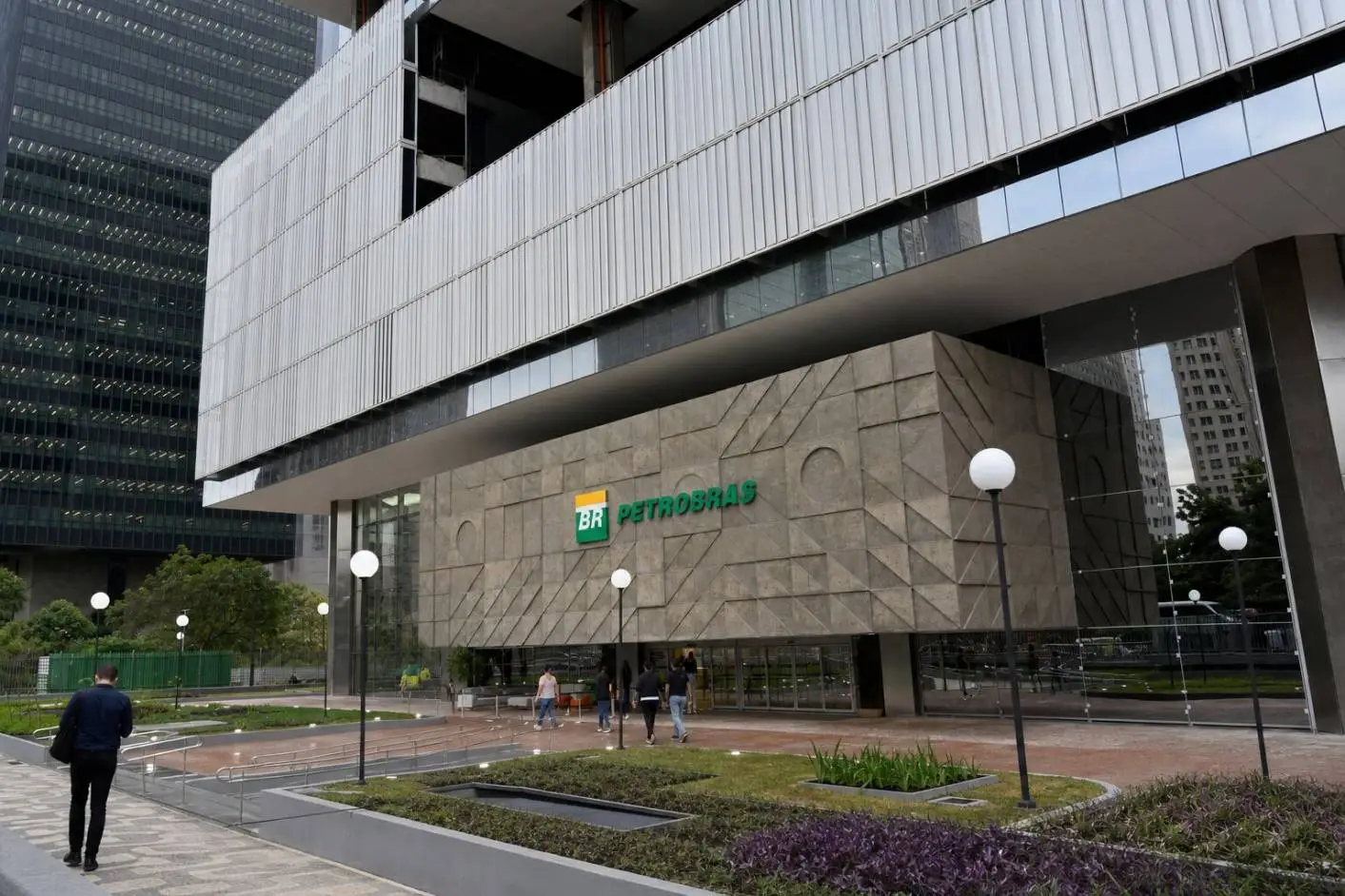 Petrobras ADRs Gain 3.1% as Brent Nears $96, Boosting Cash Flow