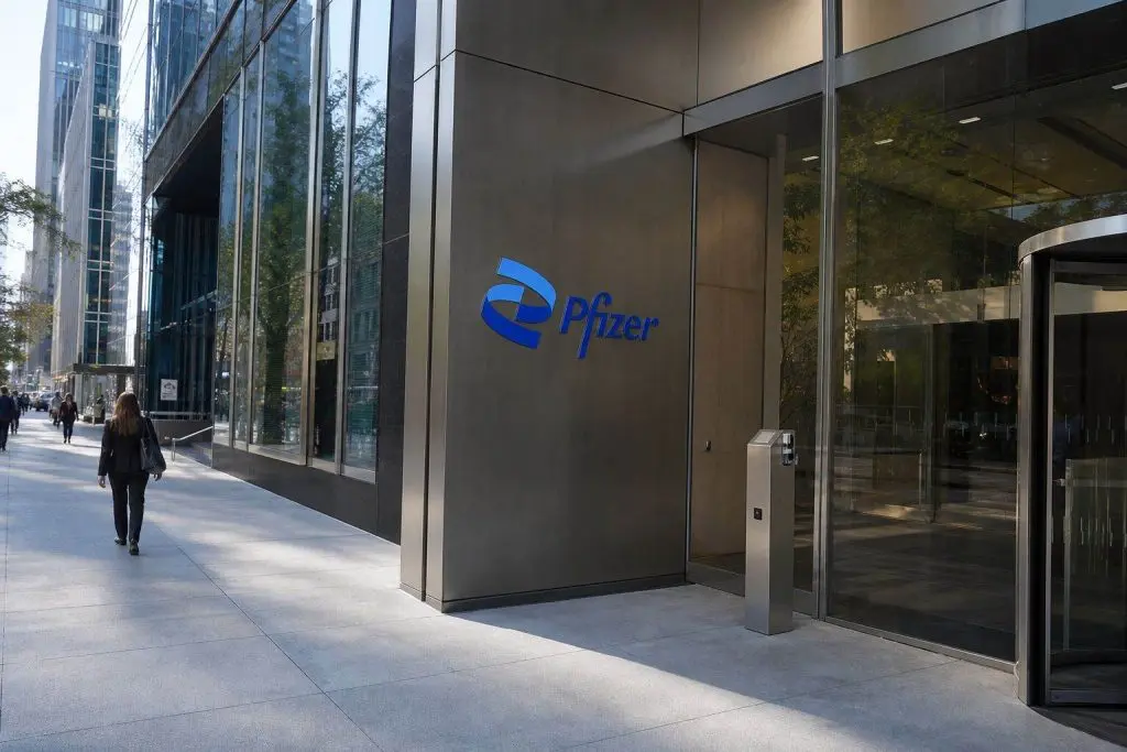 Pfizer Shares Hit 52-Week Peak While Valued at 10x Forecast 2026 Earnings