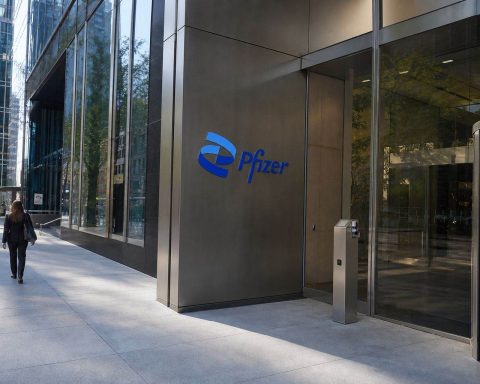 Pfizer Shares Hit 52-Week Peak While Valued at 10x Forecast 2026 Earnings