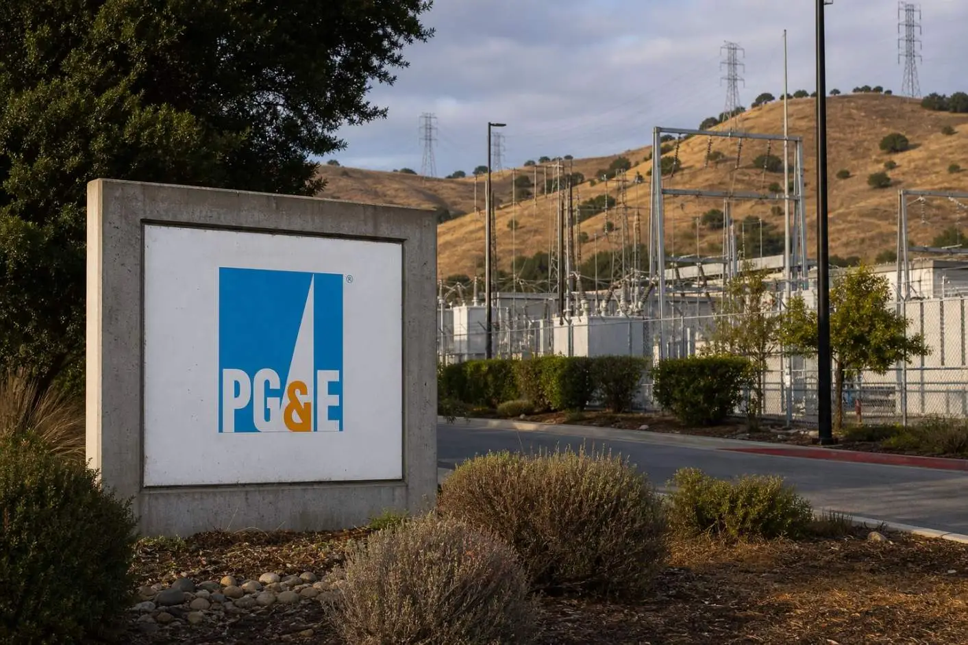 PG&E Drops 5.2% After $2 Billion Spend Delay Raises Questions About Growth