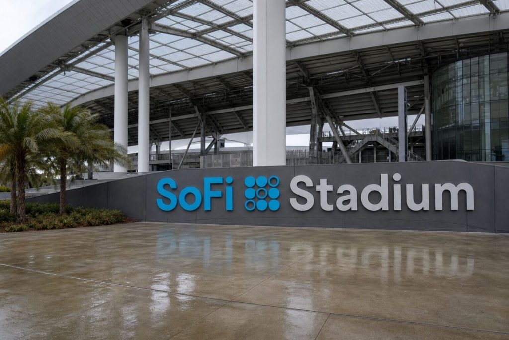 SoFi Stock Drops 4.2% as 29x Earnings Valuation Faces Slower Loan Expansion