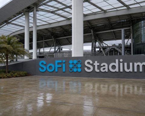SoFi Stock Drops 4.2% as 29x Earnings Valuation Faces Slower Loan Expansion