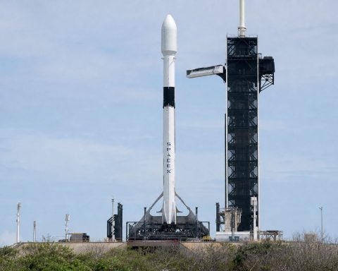 SpaceX Stock Falls 1% Amid AI Investment Pressure on $1.9 Trillion Valuation