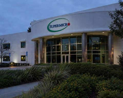 Super Micro Shares Dip 1.8% Amid $6.8 Billion Cash Outflow, Raising Questions on Growth Sustainability