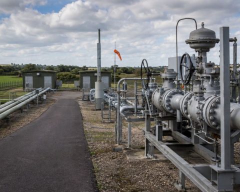 UK Gas Prices Drop 2.1% Short-Term; Winter 2027 Contract Climbs 2.5%