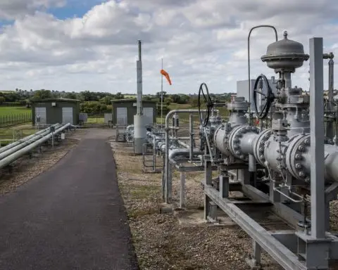UK Gas Prices Drop 2.1% Short-Term; Winter 2027 Contract Climbs 2.5%