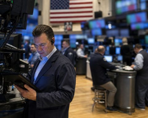 S&P Futures Rise as Oil Drops Under $90 Ahead of ADP Report