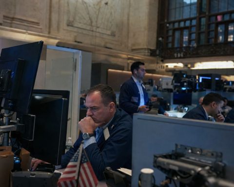 Oil Rises More Than 2% Past $92; Nasdaq Futures Slip Ahead of Thursday’s Open