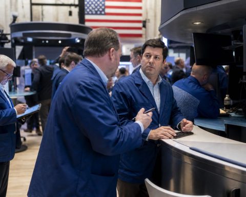 Small Caps Outperform Nasdaq by 0.9 Point as Hiring Slows